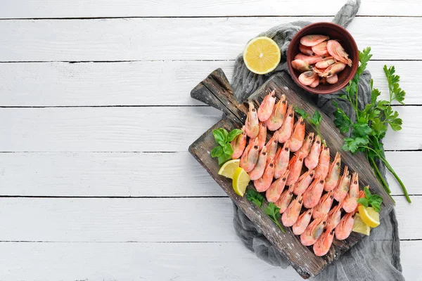 Camarones Una Tabla Madera Mariscos Viejo Fondo Vista Superior Espacio — Foto de Stock