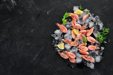 Buz ve limon ile karides. Eski arka planda. Üst görünüm. Ücretsiz kopya alanı