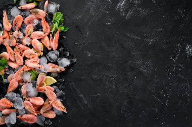 Buz ve limon ile karides. Eski arka planda. Üst görünüm. Ücretsiz kopya alanı