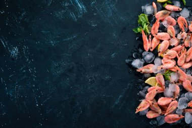 Buz ve limon ile karides. Eski arka planda. Üst görünüm. Ücretsiz kopya alanı