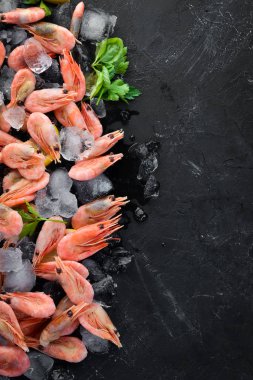 Buz ve limon ile karides. Eski arka planda. Üst görünüm. Ücretsiz kopya alanı