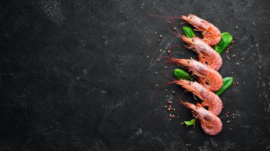 Limon ile büyük karides. Üst görünüm. Metniniz için boş alan. Eski arka planda.