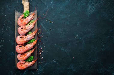 Limon ile büyük karides. Üst görünüm. Metniniz için boş alan. Eski arka planda.