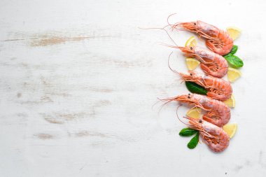 Limon ile büyük karides. Üst görünüm. Metniniz için boş alan. Eski arka planda.