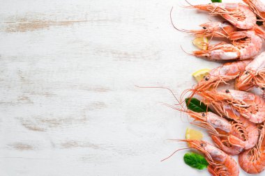 Limon ile büyük karides. Üst görünüm. Metniniz için boş alan. Eski arka planda.