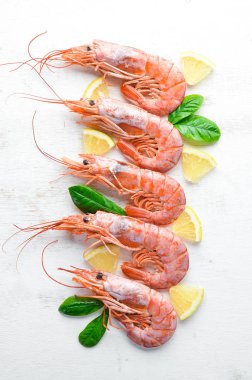 Limon ile büyük karides. Üst görünüm. Metniniz için boş alan. Eski arka planda.