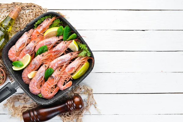 Large Grilled Shrimp Frying Pan Tiger Prawns Top View Free — Stock Photo, Image