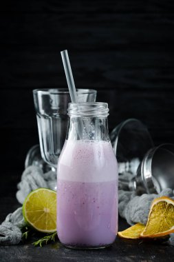 Yabani çilek ile süt-Shake.