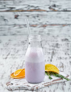 Yabani çilek ile süt-Shake.