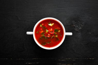 Soğan, salatalık ve Paprika ile domates çorbası. Üst görünüm. Siyah bir arka planda. Metin için boş alan.