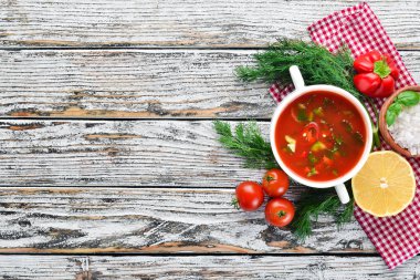 Soğan, salatalık ve Paprika ile domates çorbası. Üst görünüm. Siyah bir arka planda. Metin için boş alan.