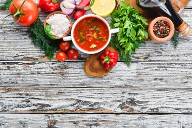 Soğan, salatalık ve Paprika ile domates çorbası. Üst görünüm. Siyah bir arka planda. Metin için boş alan.