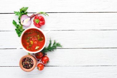 Soğan, salatalık ve Paprika ile domates çorbası. Üst görünüm. Siyah bir arka planda. Metin için boş alan.