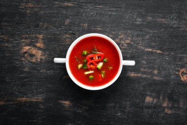 Soğan, salatalık ve Paprika ile domates çorbası. Üst görünüm. Siyah bir arka planda. Metin için boş alan.