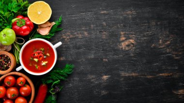 Soğan, salatalık ve Paprika ile domates çorbası. Üst görünüm. Siyah bir arka planda. Metin için boş alan.