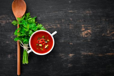 Soğan, salatalık ve Paprika ile domates çorbası. Üst görünüm. Siyah bir arka planda. Metin için boş alan.