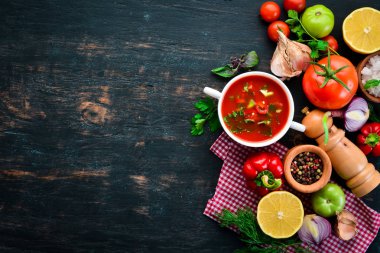 Soğan, salatalık ve Paprika ile domates çorbası. Üst görünüm. Siyah bir arka planda. Metin için boş alan.