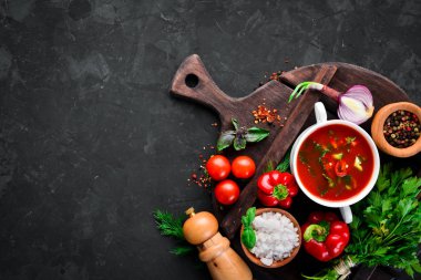 Soğan, salatalık ve Paprika ile domates çorbası. Üst görünüm. Siyah bir arka planda. Metin için boş alan.
