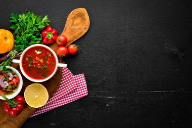 Soğan, salatalık ve Paprika ile domates çorbası. Üst görünüm. Siyah bir arka planda. Metin için boş alan.