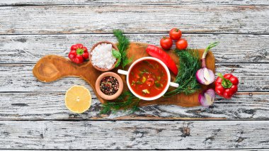 Soğan, salatalık ve Paprika ile domates çorbası. Üst görünüm. Siyah bir arka planda. Metin için boş alan.