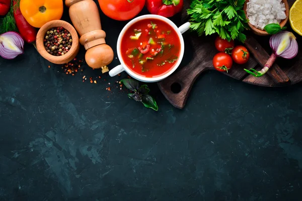 Sopa Tomate Com Cebola Pepino Colorau Vista Superior Num Fundo — Fotografia de Stock