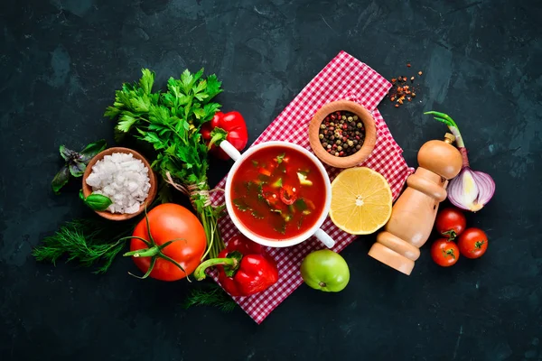 Zupa Pomidorowa Cebulą Ogórkiem Papryki Widok Góry Czarnym Tle Wolne — Zdjęcie stockowe