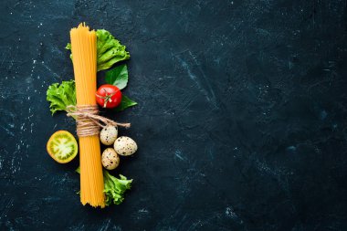 Eski arka planda formülasyonlarında ile Kuru Spagetti. Üst görünüm. Ücretsiz kopya alanı.