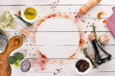 Kaz karaciğeri, ıspanak, domates ve parmesan peyniri ile salata. Ahşap bir arka planda. Üst görünüm. Ücretsiz kopya alanı