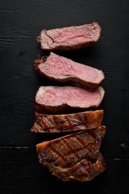 Biftek. Dana eti, et. Beyaz ahşap bir arka planda. Üst görünüm. Ücretsiz kopya alanı.