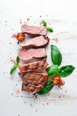 Biftek. Dana eti, et. Beyaz ahşap bir arka planda. Üst görünüm. Ücretsiz kopya alanı.