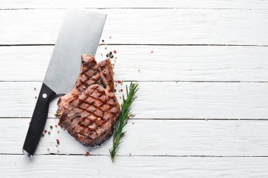 Siyah bir arka planda bir kemik üzerinde dana eti. Metniniz için boş alan. Üst görünüm.