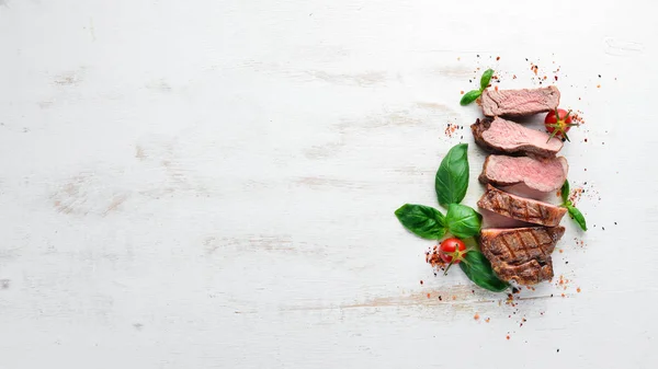 Marha Steak Borjúhús Hús Fehér Háttér Felülnézet Szabad Másol Hely — Stock Fotó