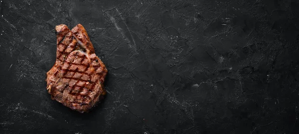 Μοσχαρίσιο Κρέας Ένα Κόκαλο Μαύρο Φόντο Ελεύθερος Χώρος Για Κείμενό — Φωτογραφία Αρχείου