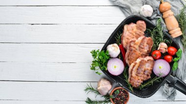 Biberiye ile kemik üzerinde biftekler. Mangal, Barbekü. Siyah taş arka planda. Üst görünüm. Ücretsiz kopya alanı.