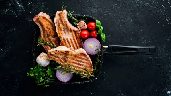 Bistecche All Osso Con Rosmarino Grill Barbecue Uno Sfondo Pietra — Foto Stock