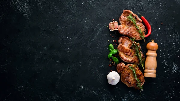 Filetes Hueso Con Romero Parrilla Barbacoa Sobre Fondo Piedra Negra — Foto de Stock