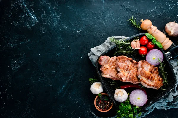 Steak Pada Tulang Dengan Rosemary Panggang Barbekyu Pada Latar Belakang — Stok Foto