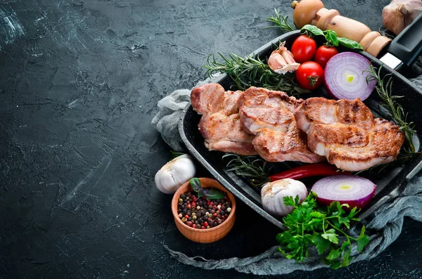 Steaks Auf Dem Knochen Mit Rosmarin Grill Grill Auf Schwarzem — Stockfoto