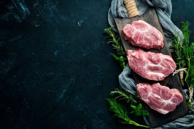 Çiğ biftek. Baharat ve otlar ile et. Beyaz ahşap bir arka planda. Üst görünüm. Ücretsiz kopya alanı.