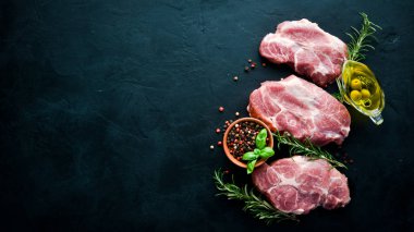 Çiğ biftek. Baharat ve otlar ile et. Beyaz ahşap bir arka planda. Üst görünüm. Ücretsiz kopya alanı.