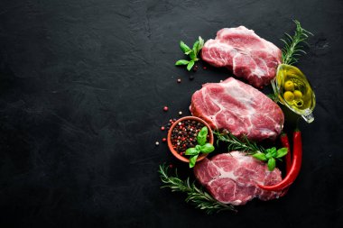 Çiğ biftek. Baharat ve otlar ile et. Beyaz ahşap bir arka planda. Üst görünüm. Ücretsiz kopya alanı.