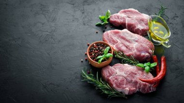 Çiğ biftek. Baharat ve otlar ile et. Beyaz ahşap bir arka planda. Üst görünüm. Ücretsiz kopya alanı.