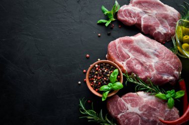 Çiğ biftek. Baharat ve otlar ile et. Beyaz ahşap bir arka planda. Üst görünüm. Ücretsiz kopya alanı.