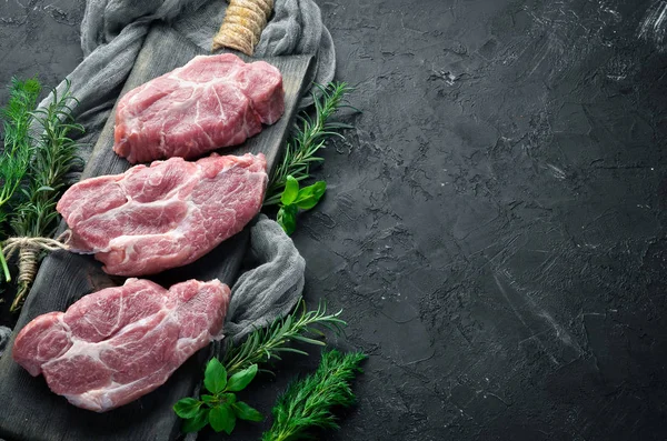 Surový Steak Maso Kořením Bylinkami Bílém Dřevěném Pozadí Pohled Shora — Stock fotografie
