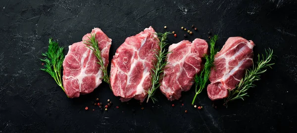 Surový Steak Maso Kořením Bylinkami Bílém Dřevěném Pozadí Pohled Shora — Stock fotografie