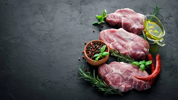 Çiğ biftek. Baharat ve otlar ile et. Beyaz ahşap bir arka planda. Üst görünüm. Ücretsiz kopya alanı.