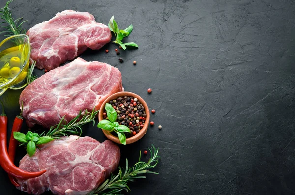 Friptură Brută Carne Condimente Ierburi Fundal Alb Din Lemn Privire — Fotografie, imagine de stoc
