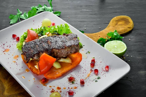 Steak Veau Sur Une Assiette Légumes Sur Fond Bois Vue — Photo