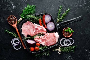 Kemikte çiğ biftek. Baharat ve otlar ile et. Beyaz ahşap bir arka planda. Üst görünüm. Ücretsiz kopya alanı.