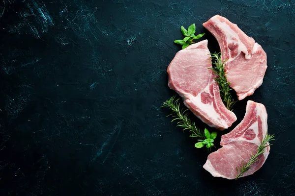 Syrové Steak Kost Maso Kořením Bylinkami Bílém Dřevěném Pozadí Pohled — Stock fotografie